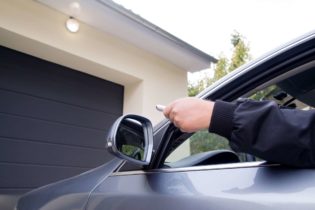 Box auto su via pubblica: quando è presente la servitù di passaggio?