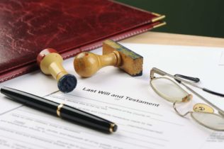 Chi rinuncia all’eredità ma occupa l’immobile, è perseguibile?