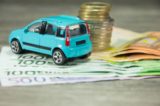 Passaggio di proprietà auto: come risparmiare?