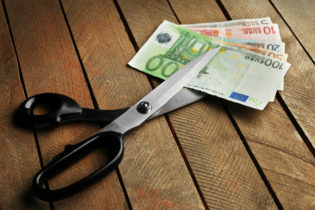 Rinuncia all’eredità per debiti: come si fa?