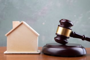 Acquisto casa all’asta: chi deve pagare le spese condominiali arretrate?