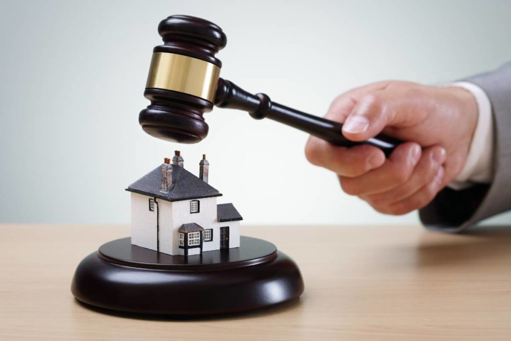 Comprare casa all'asta: a chi spettano i debiti condominiali